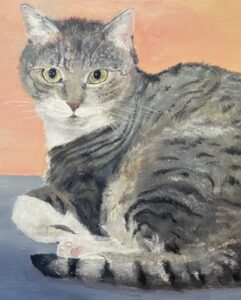 Dieses 50 x 70 cm große Ölgemälde zeigt Hannah, eine grau-braun getigerte Europäische Kurzhaarkatze, in ihrer ganzen anmutigen Schönheit. Mit feinem Pinselstrich wurde ihre samtige Fellzeichnung, das faszinierende Spiel der Streifen und die sanften Farbverläufe naturgetreu festgehalten. Ihr liebevoller und direkter Blick zum Betrachter strahlt Zuneigung, Vertrauen und Sanftmut aus – fast so, als würde Hannah still vor Ihnen sitzen und auf eine liebevolle Berührung warten. Dieses Kunstwerk spricht Herz und Seele an und fängt die besondere Verbindung zwischen Ihnen und Ihrer Katze auf einzigartige Weise ein. Lassen Sie sich von einem individuellen Portrait begeistern, das Ihre innige Beziehung für immer lebendig hält.